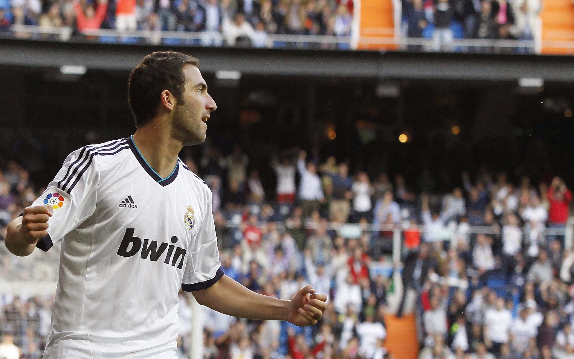 绝境逆转！汉密尔顿关键制胜，迈凯伦终结阿斯顿·马丁连胜神话